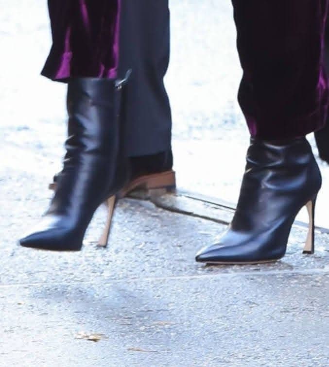 Click to view full size Taylor Swift long legs wearing ankle boots