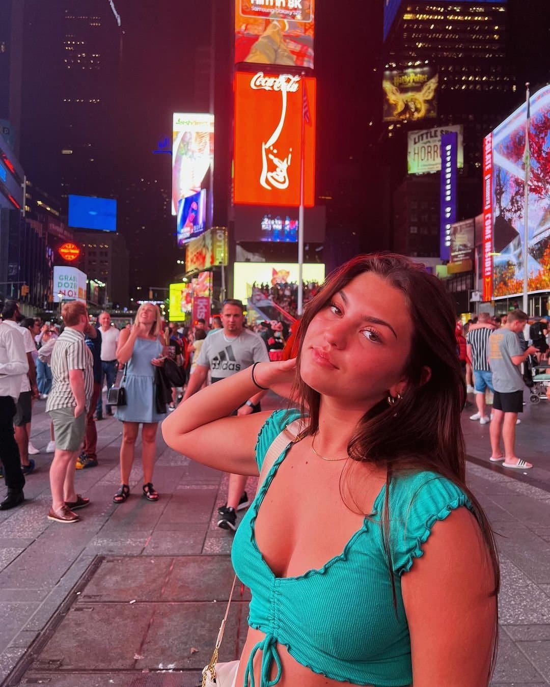 Click to view full size Whore kissing as many as she can on 21st