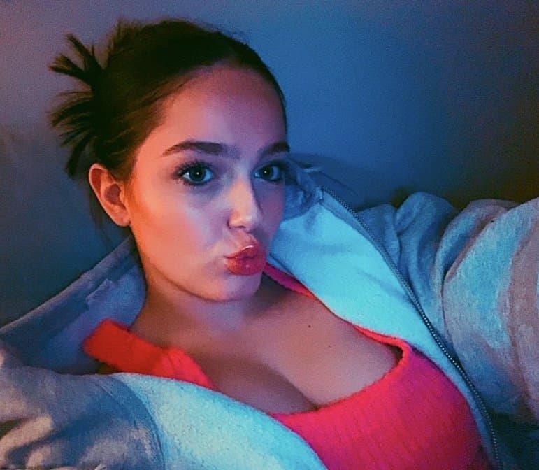 Sisters Anna (18) & Avery (19) - Which Sister are you Nutting In? Anna (blonde), Avery (Brunette)