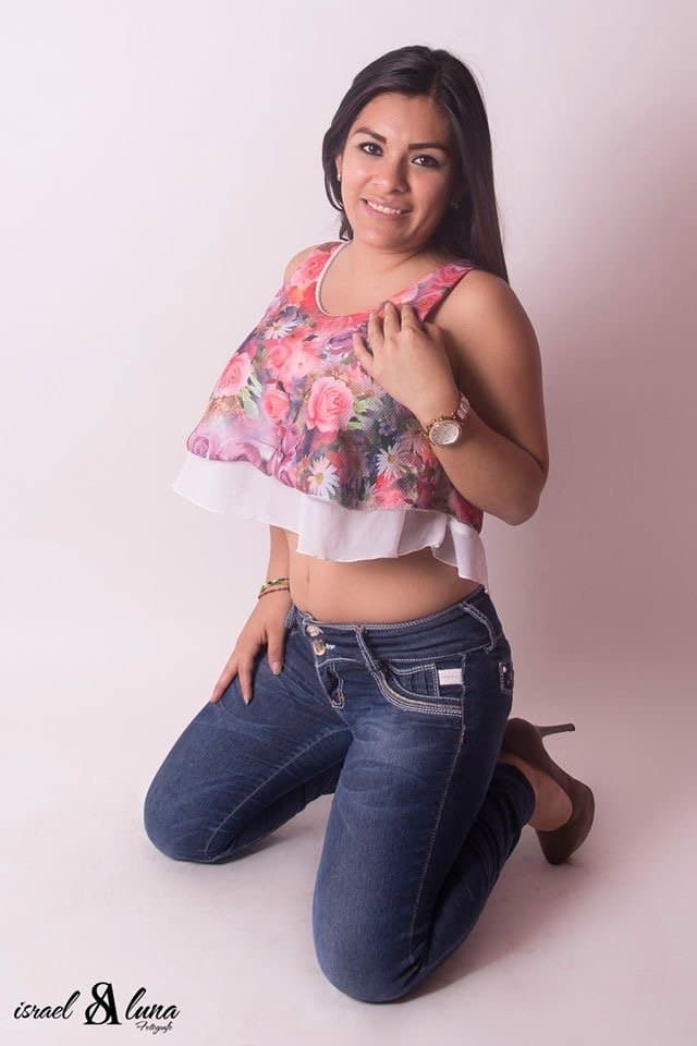 Click to view full size Edecan milf, hace tiempo la ví en un teibol, fotos encontradas en celular muy muy muy viejo