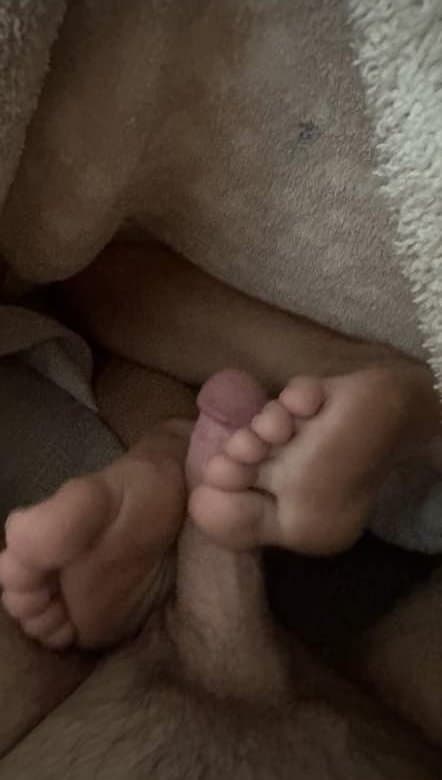 Sexy fit KIK slut show off her body