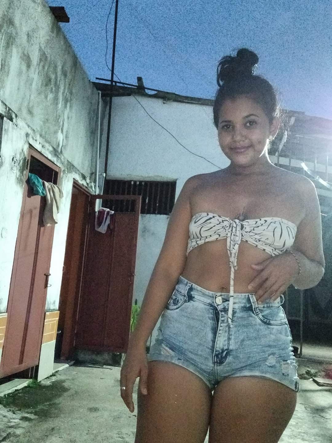 Hermosa colombiana muy joven y con un culito delicioso??