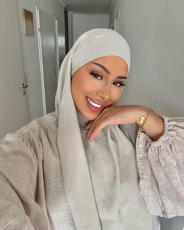 Arab hijabi girl with nice feet and soft boobs - hijab from austria