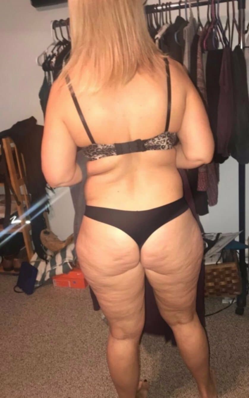 Amateur milf Carol knows her role