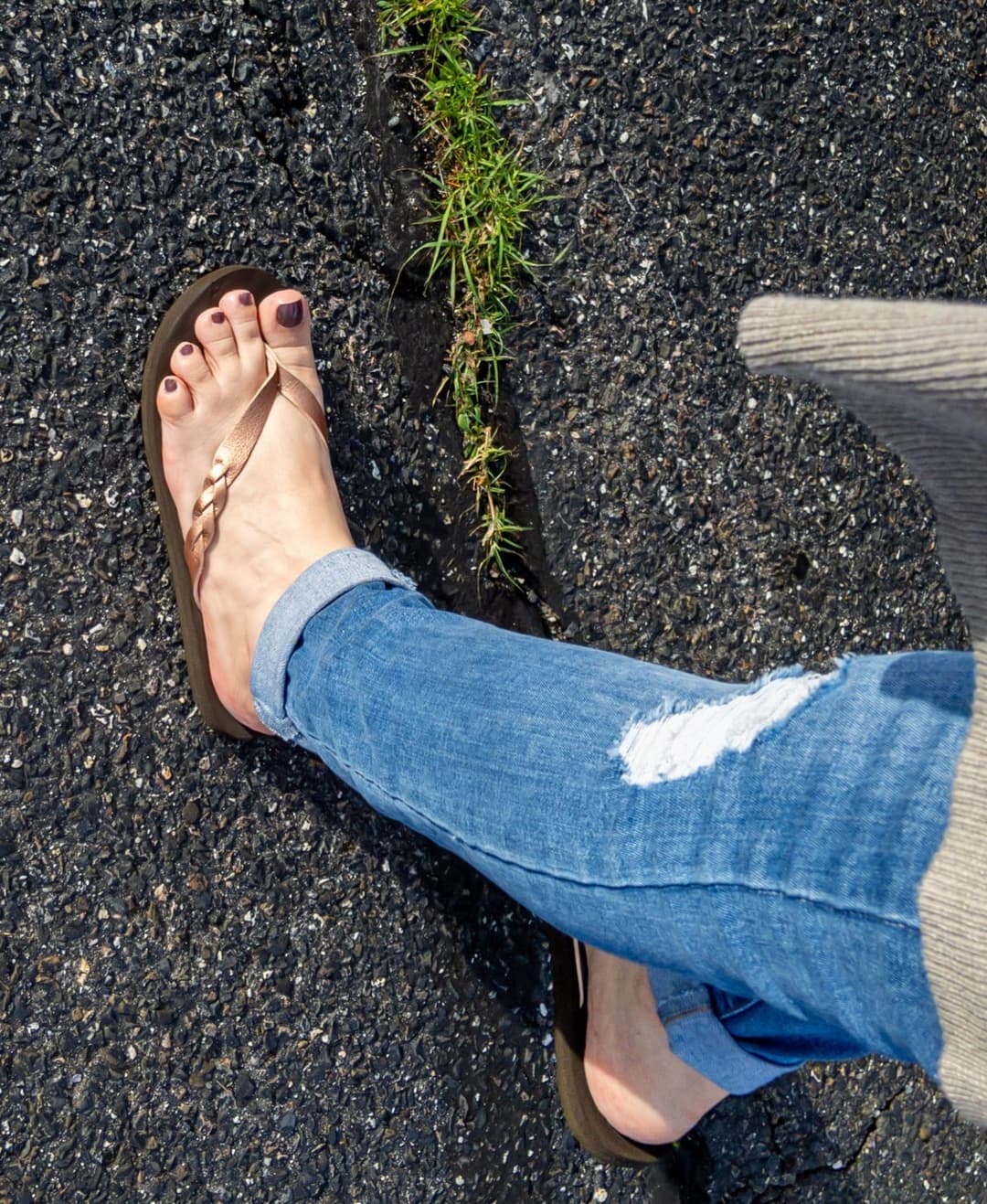 Moms friend in flip flops