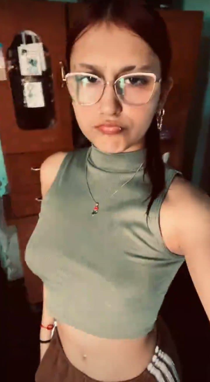 Click to view full size Aporte de sucia,perra adicta al semen, le gustar se un baño público y que sus agujeros quede llenos