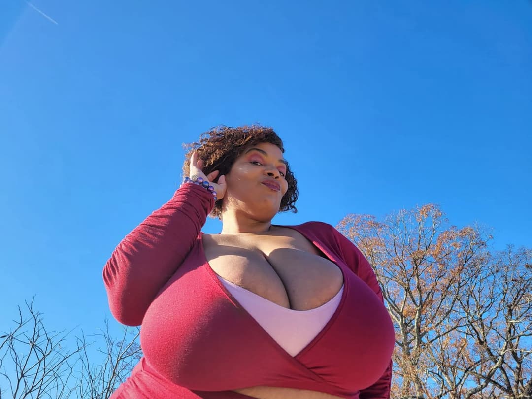 Click to view full size Mature Milf With Super Sized Titties I Want Her Bad Bad& I Would Not Pull Out