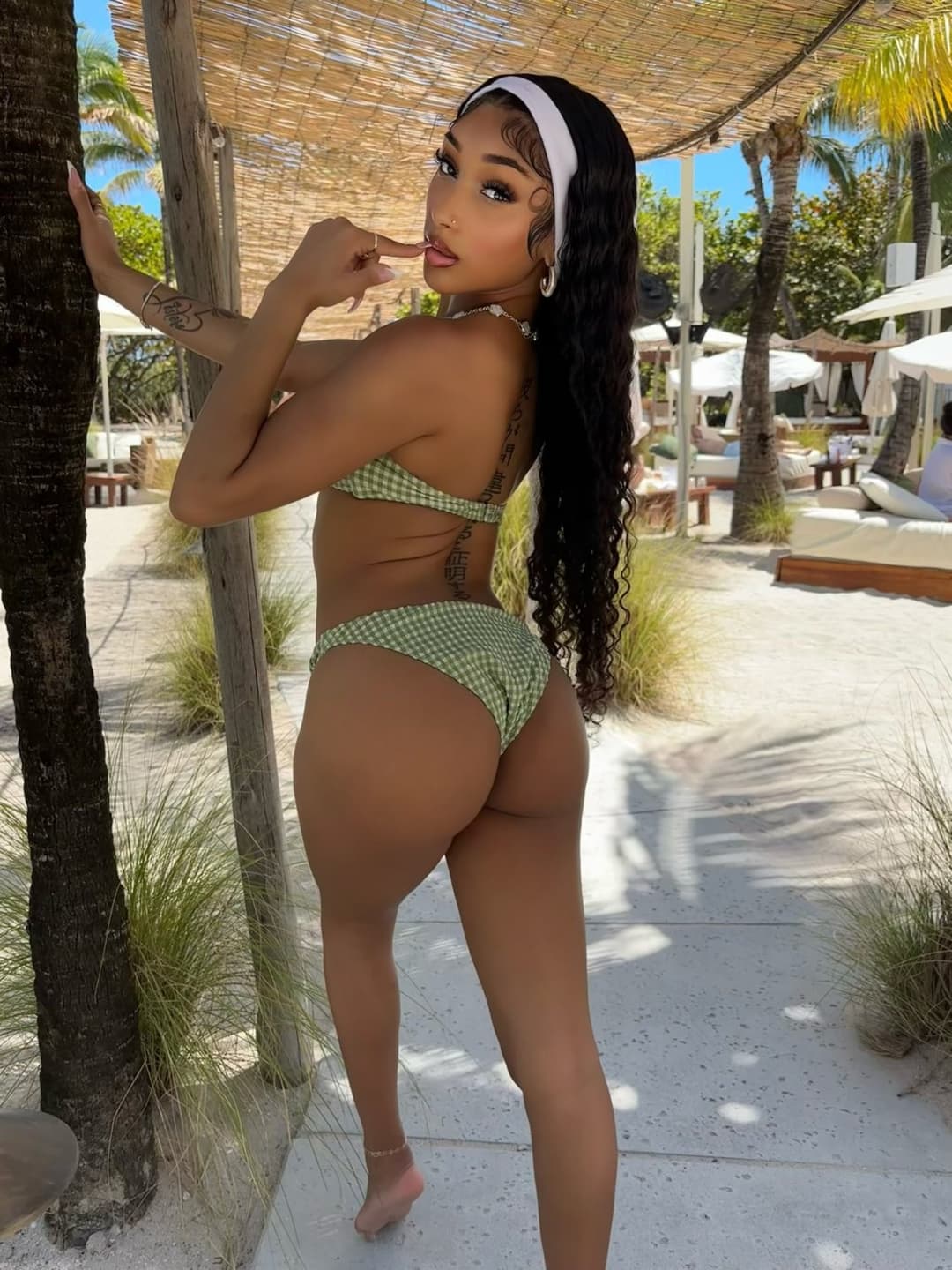 ?? She so damn sexy!!!