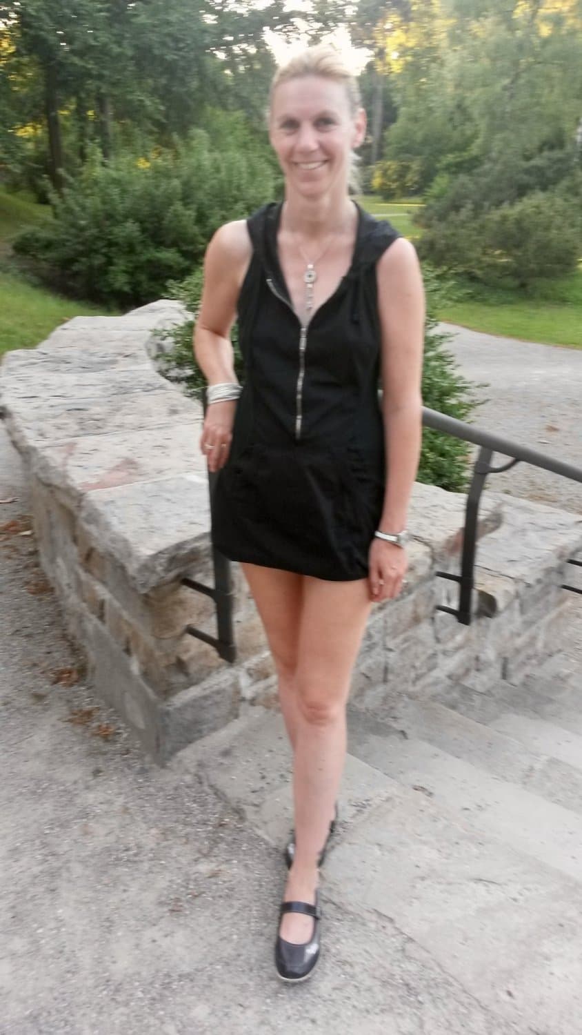 Exhibitionist GILF Anja