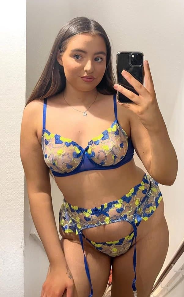 British influencer Rachel showing off her mum bod in lingerie and swimwear