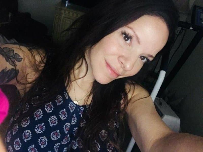 Here we have Alia showing off some very nice tits and ass in a very very old school mardi gras video