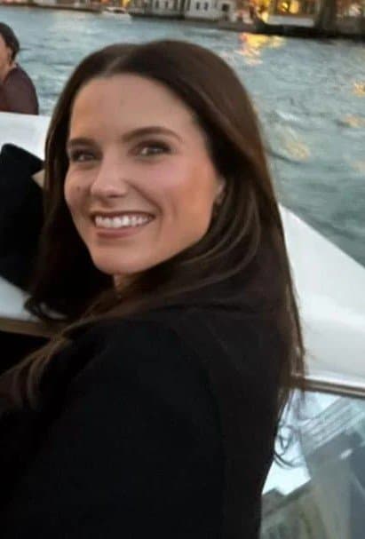 Sexy Sophia Bush is a natural beauty. This lesbian actress is a gooner dream woman