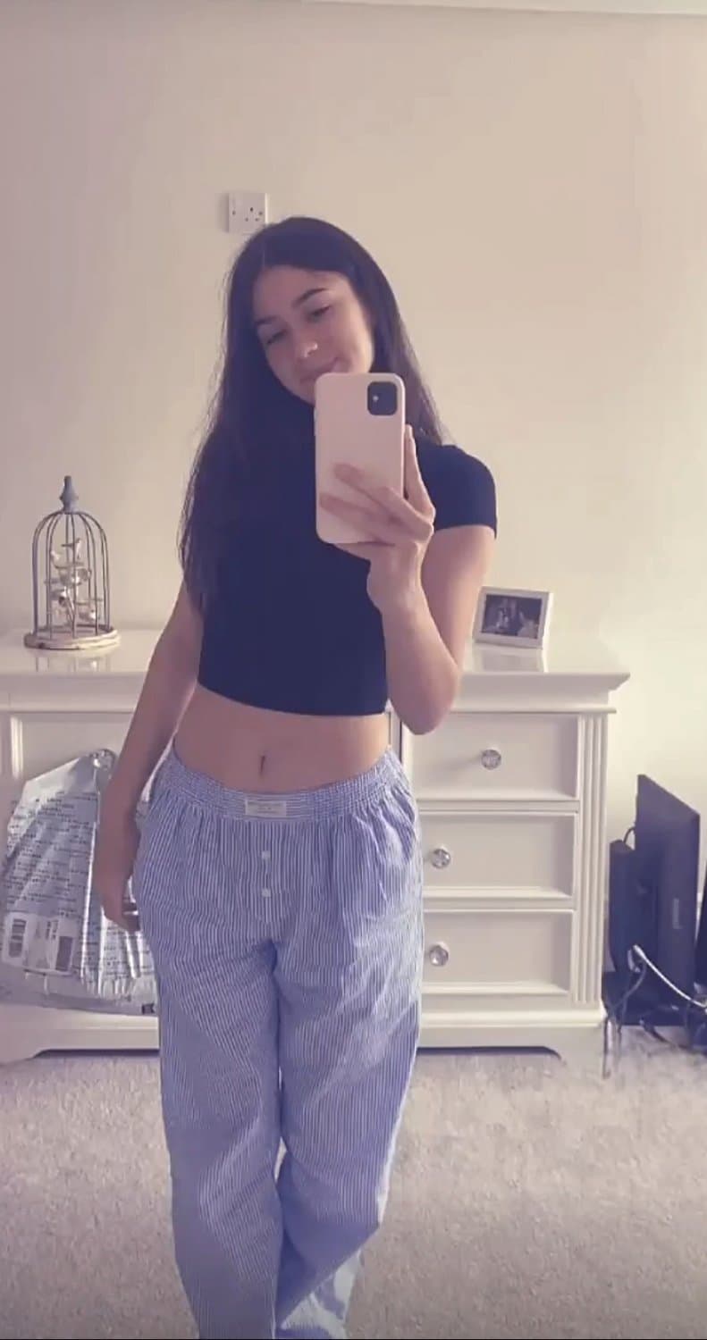 18yo Annabel loves to show off her teen body ;)