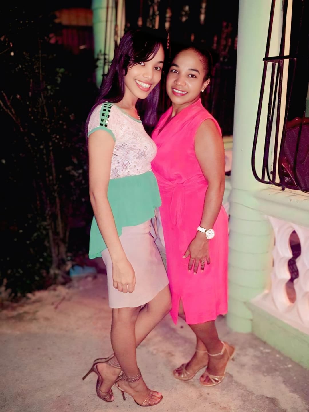 A ellas les encanta chuparme el pene  mi suegra dice que  me venga en su caras