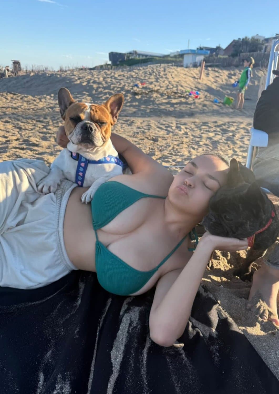 Gorda tetona en la playa