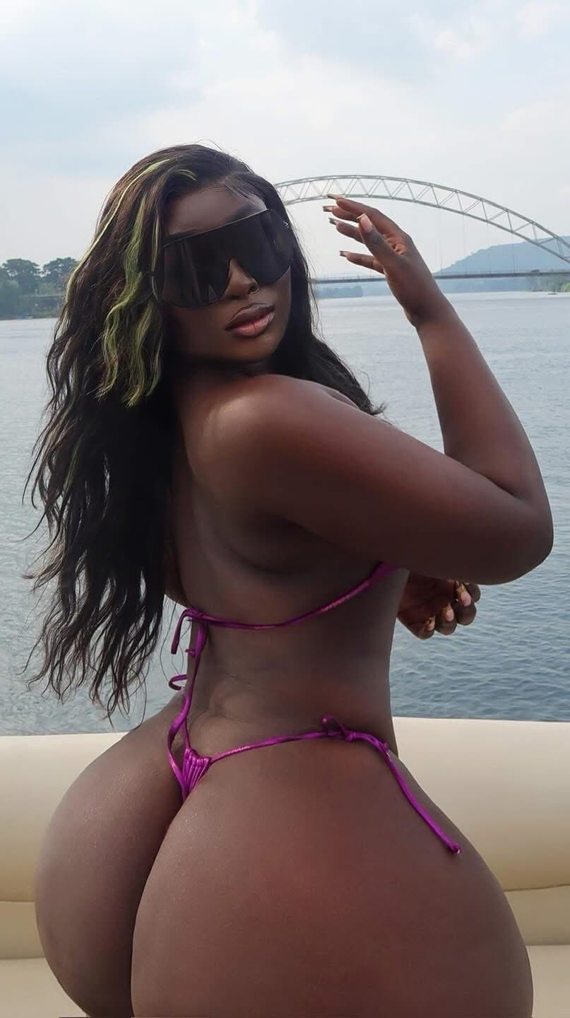 Uno de mis fetiches y fantasías es meterle los dedos en el culo a una negra culona así