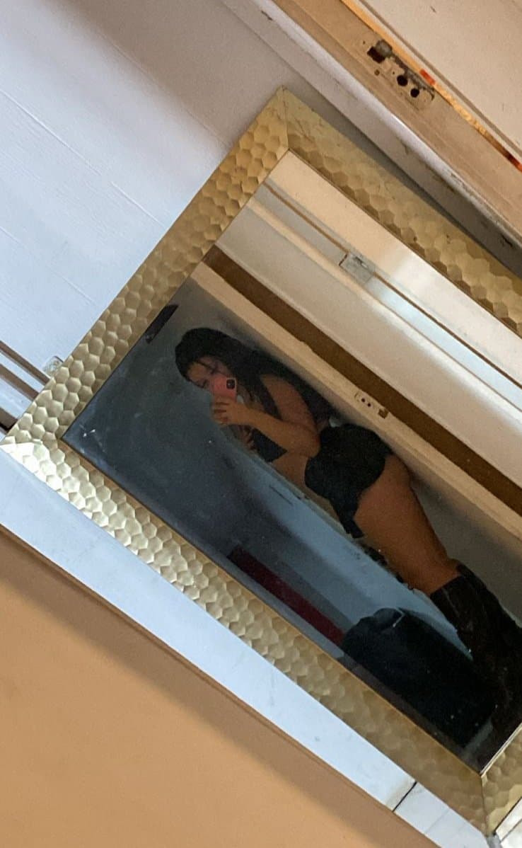 Perra culona facil sube fotos en calzones desde chica