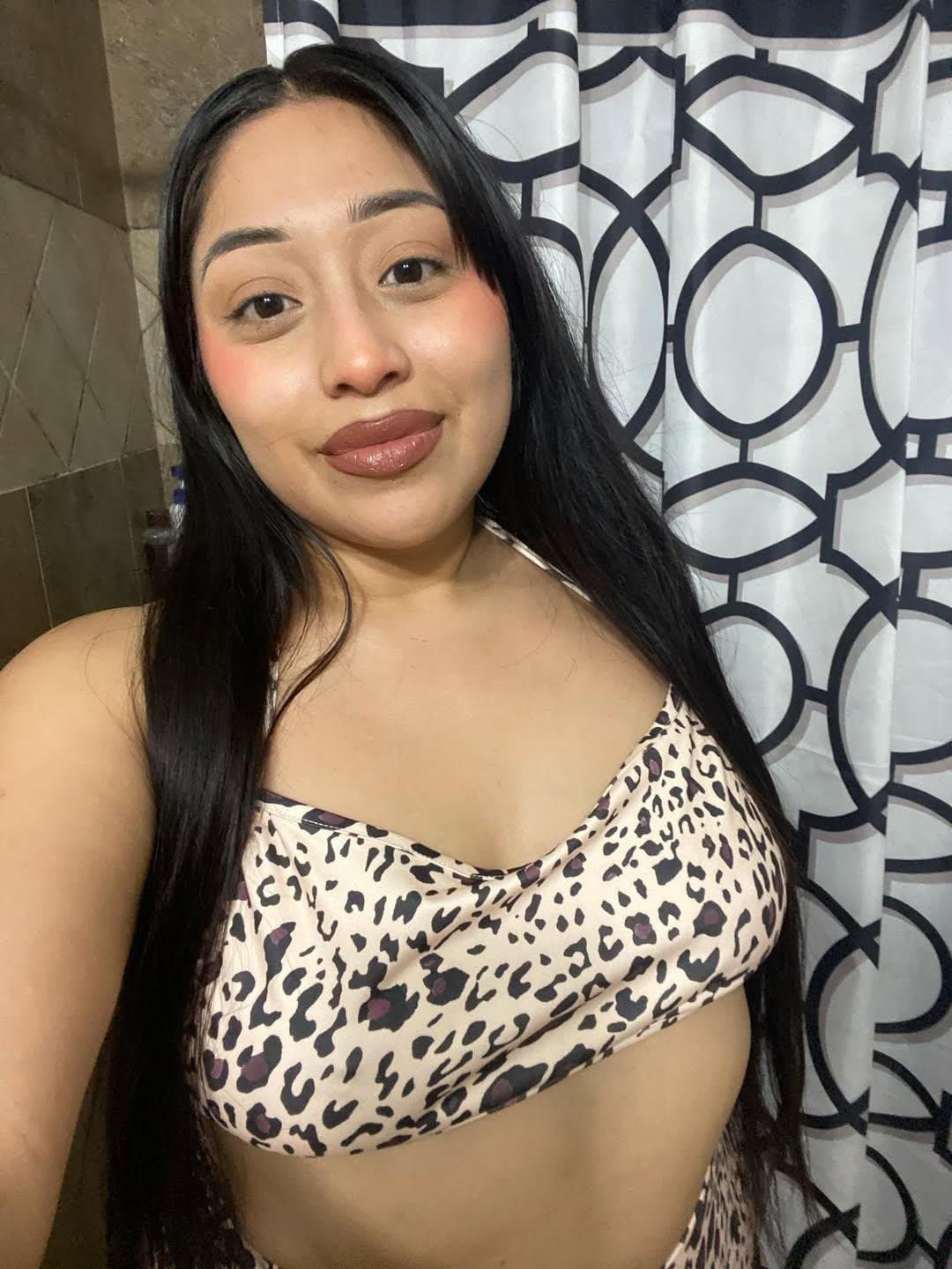 Thicc Latina takes every chance she gets to show off her thicc ass and bit tits