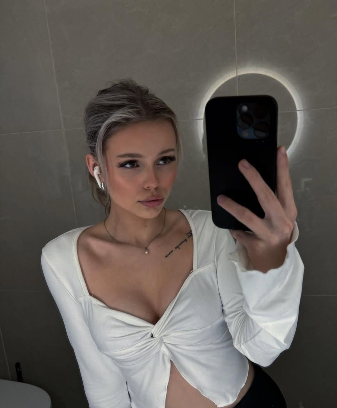 Go try to make her loser brother jerk off to his sister pics try to blur face maybe on kik: goonergt