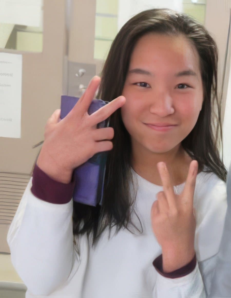 Cute Viet girl giving blowjob in toilet