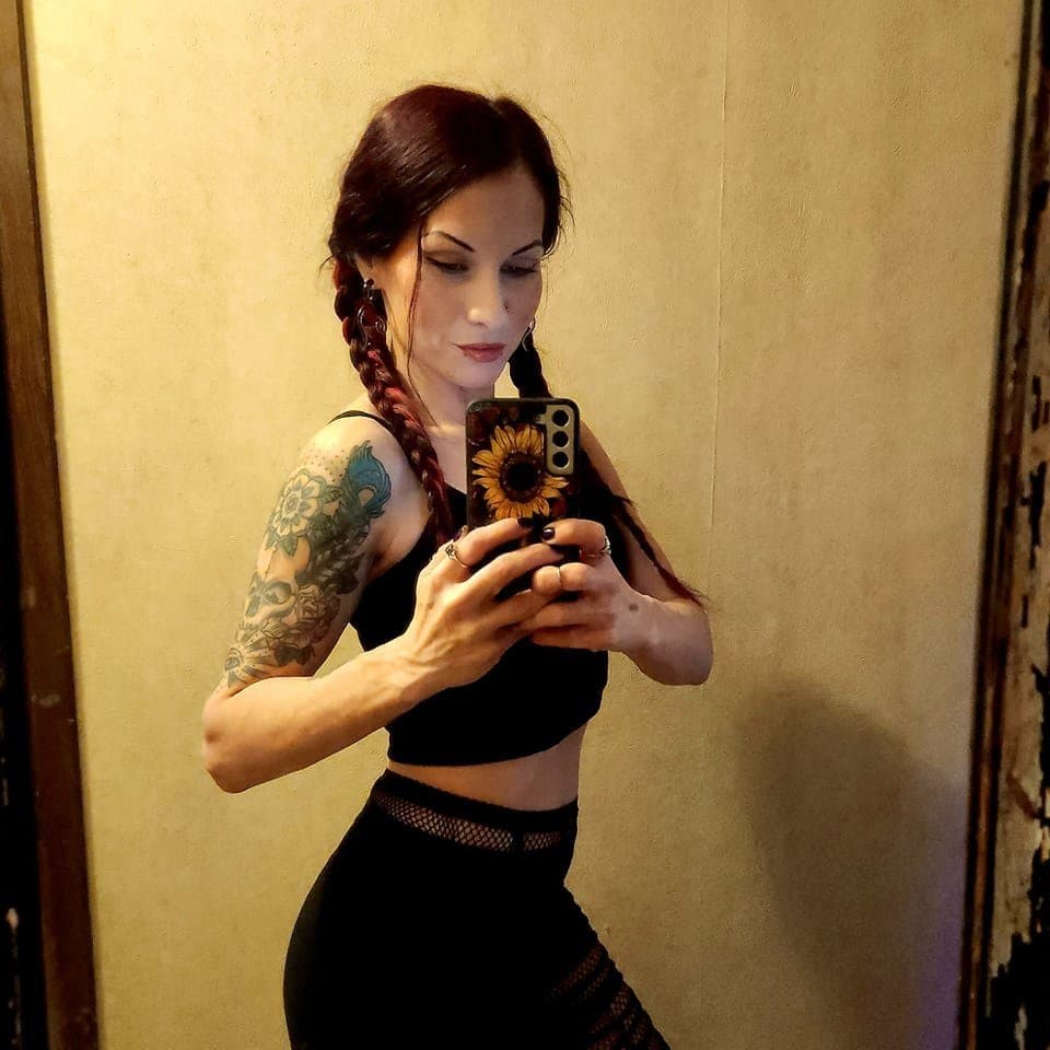 Jacqueline & Sarah get real down and dirty for the “brand that can’t be named” ?