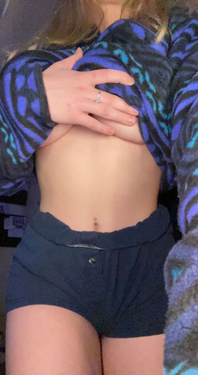 Fit teen shows sexy body