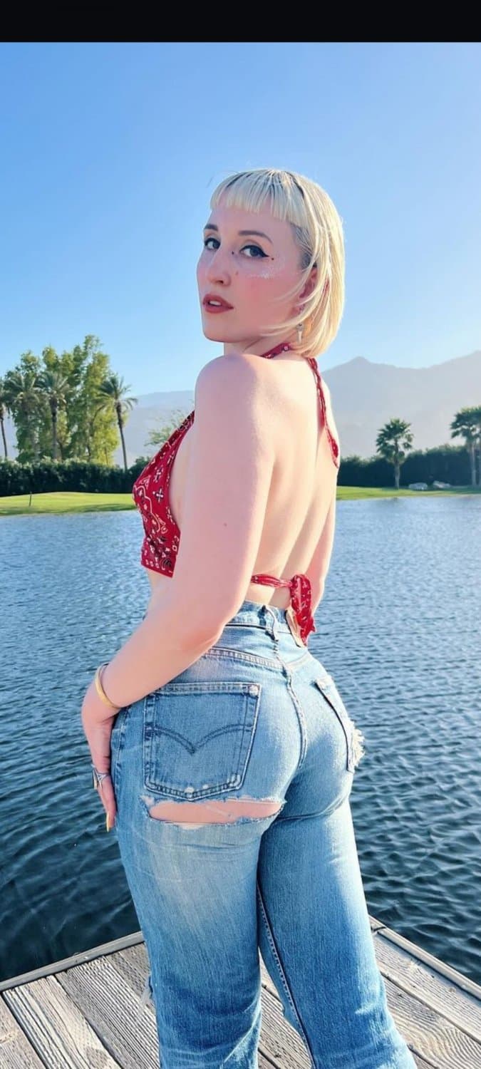 Harley Quinn Smith is Hot as Fuck