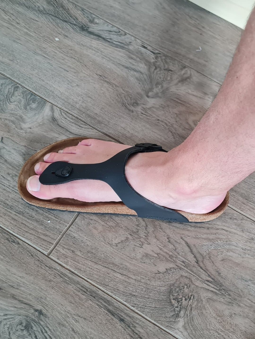 Cum on my sandals feet. Make me a foot slut.