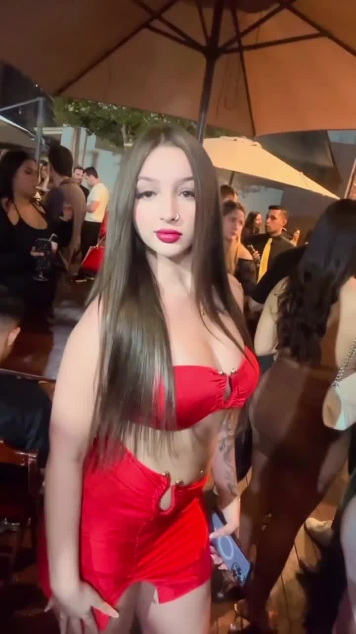 Novinha branquinha curto rolê noturnos adoro rebolar