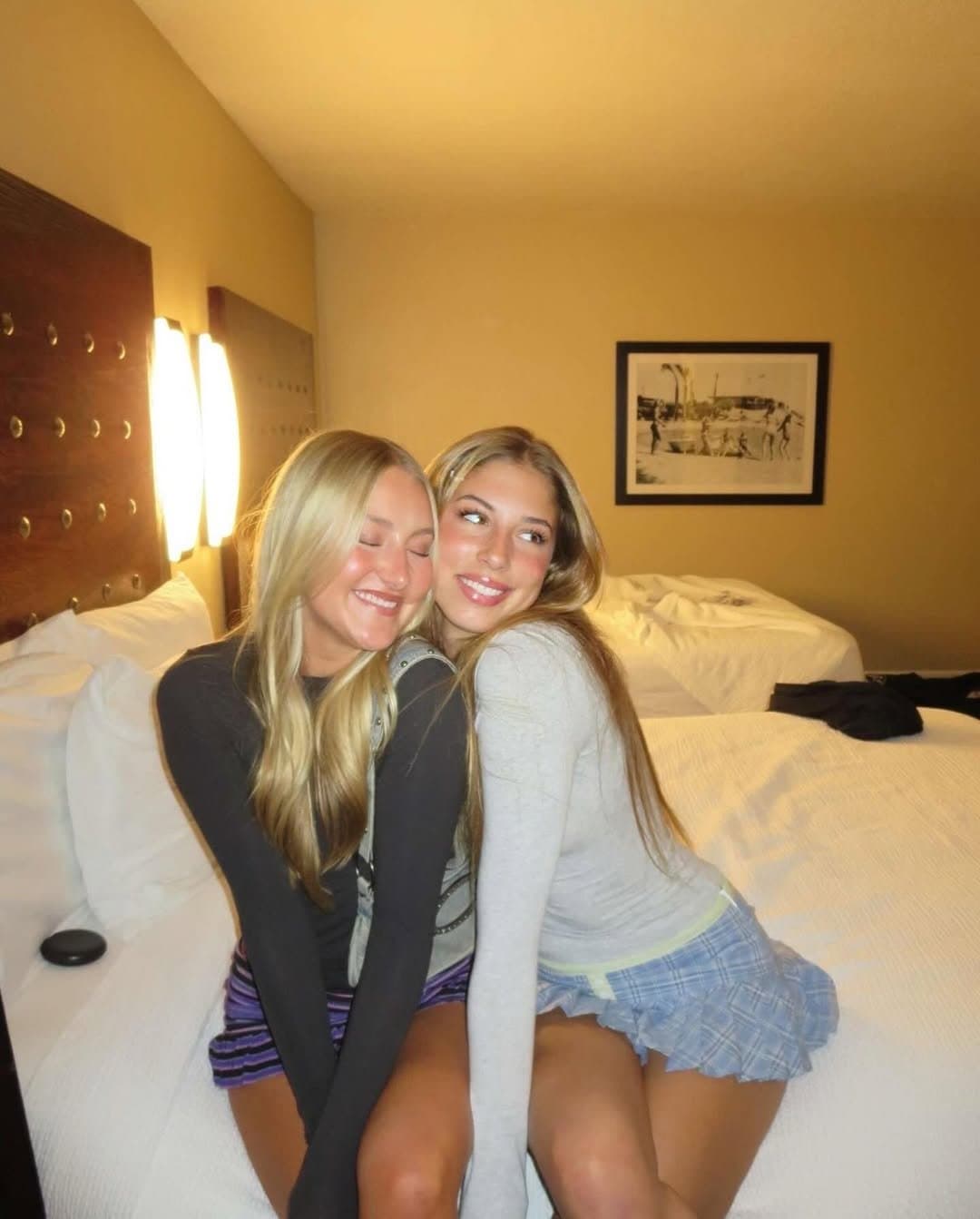 Click to view full size Adorable college girl fully nude in the tub rare