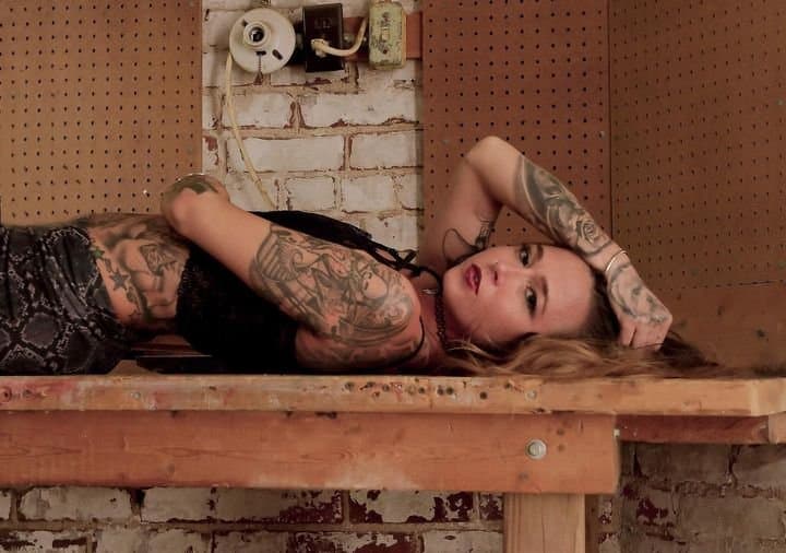 Whitney had no tits when she flashed for G G W, but somehow even with the tats I find her smokin hot