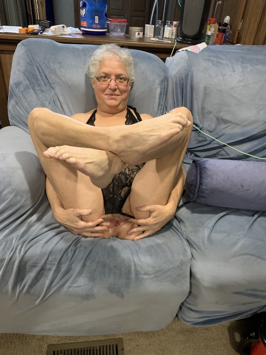 Granny D legs up pussy wide! where are my followers! Please share my pussy to your pages!