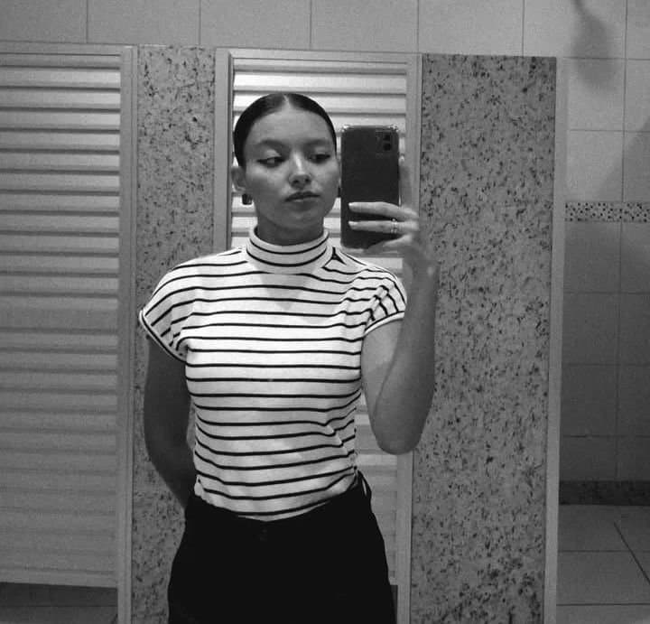 Novinha cacheada pagando boquete até gozada na boca