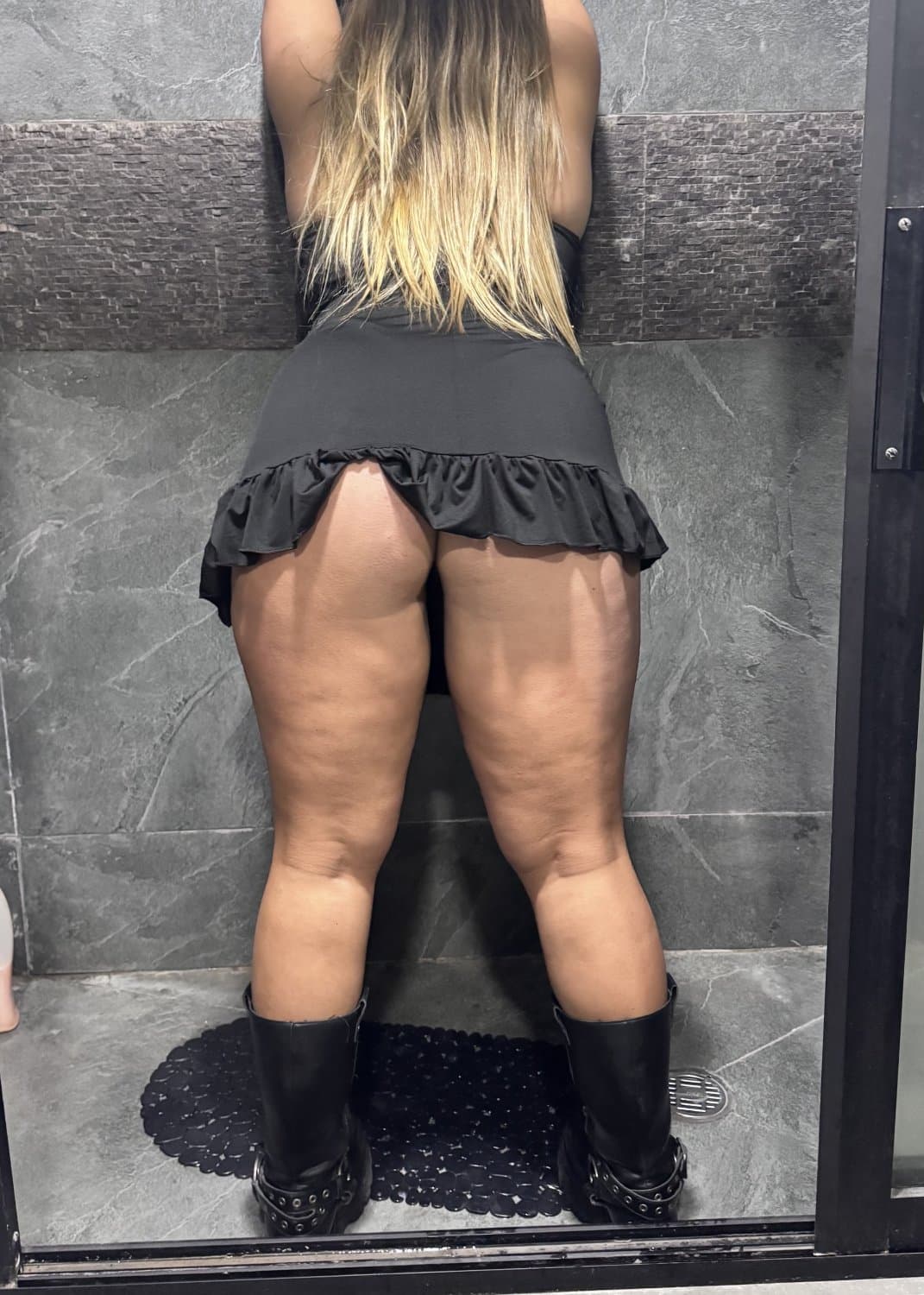 Curvy culona blanquita en falda y colales?