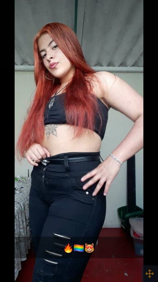 Hijastra posa para el padrastro que le hace anal gratis a diario