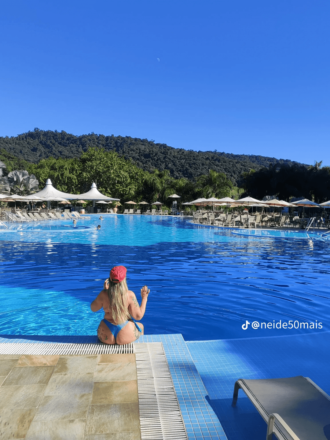 O pau ficou pulsando de duro pra essa coroa.