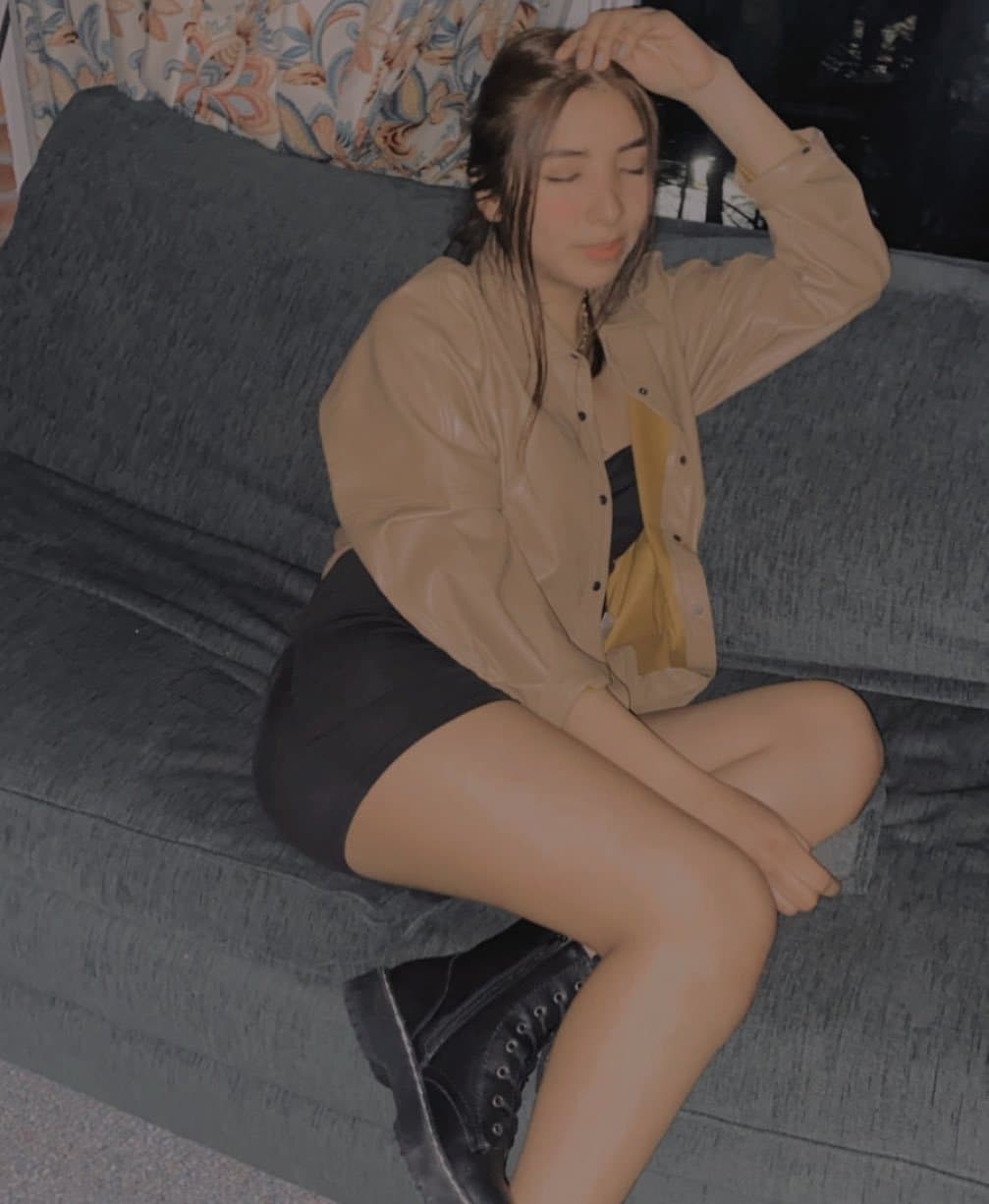 Que hermosas piernas se carga esta morrita?