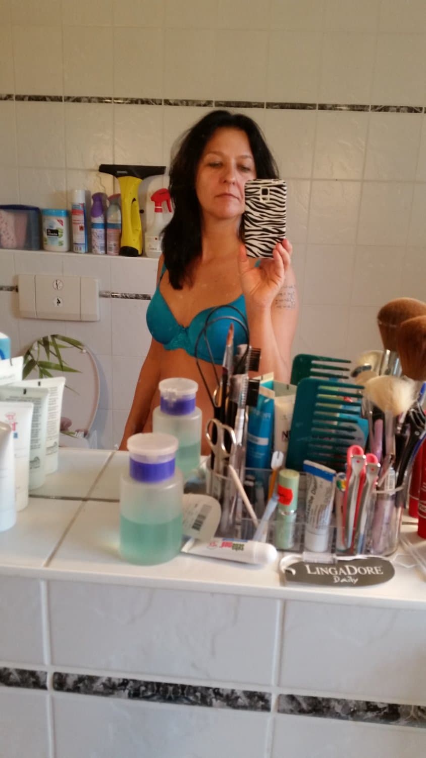 Hier sehr Ihr Victoria die Dorfschlampe, die wirklich jedem Ihre scheide zeigt. z wichsen weltweit