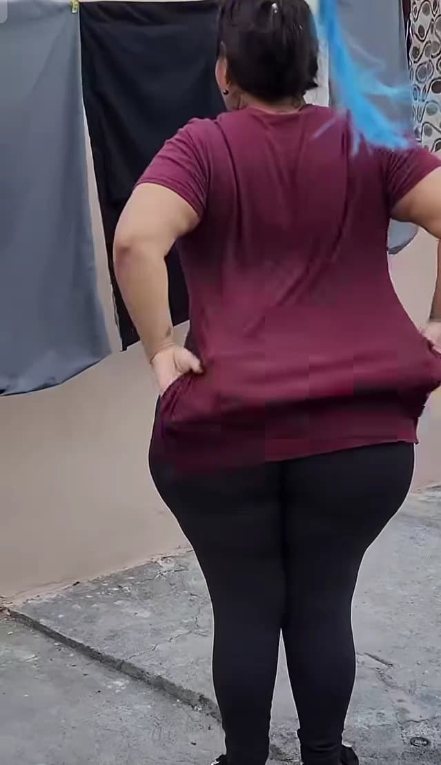 Señora infiel cabalgando verga del vecino mientras su esposo no está pero eso antes tiende la ropa