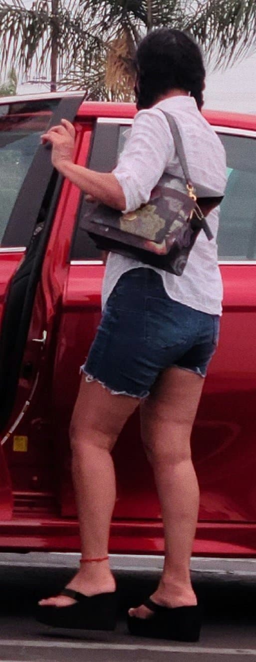 Latina MILF Dangling Platform Wedge Flip Flops Feet Spy Creepshots