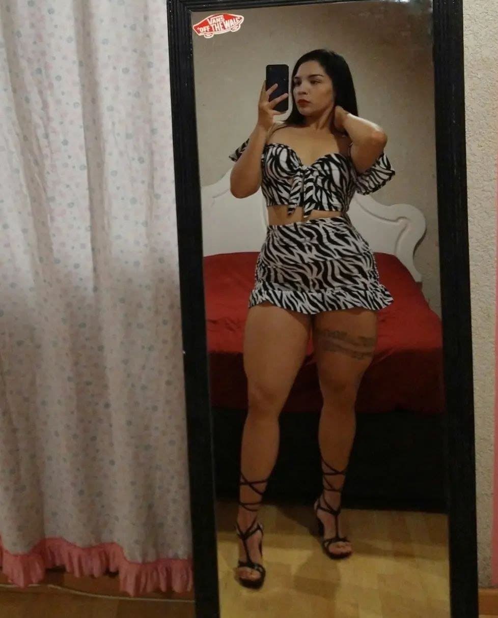 Puta con un culote expuesta