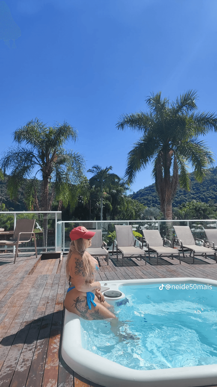 O pau ficou pulsando de duro pra essa coroa.