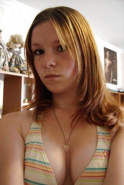 Click to view full size Rachie takes photos of her cunt and butthole