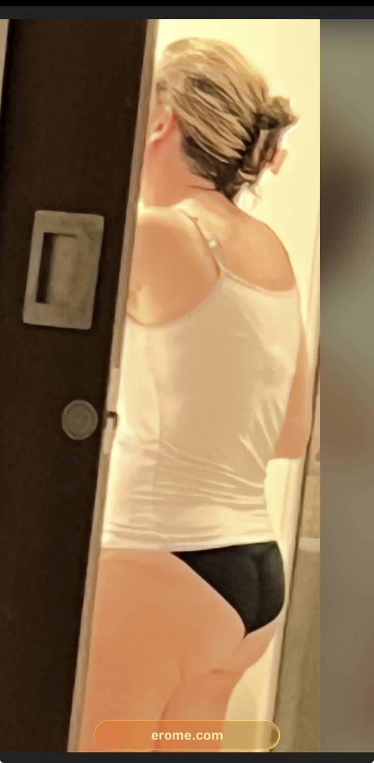 Click to view full size Chat msg me to see all her nudes. Tits, spread ass and hairy pussy. I’ll reply to everyone