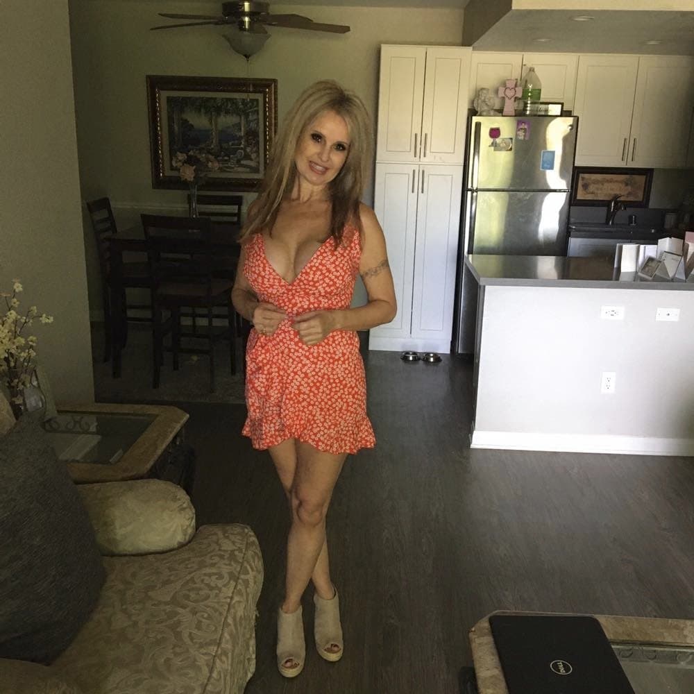 Blonde gilf in doggy