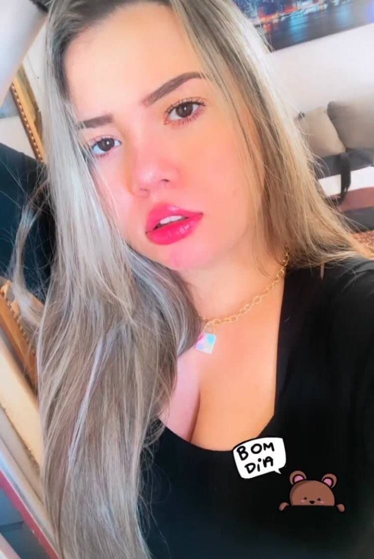 Loirinha branquinha putinha vazada pagando boquete babado puta vadia sensual magrinha delícia