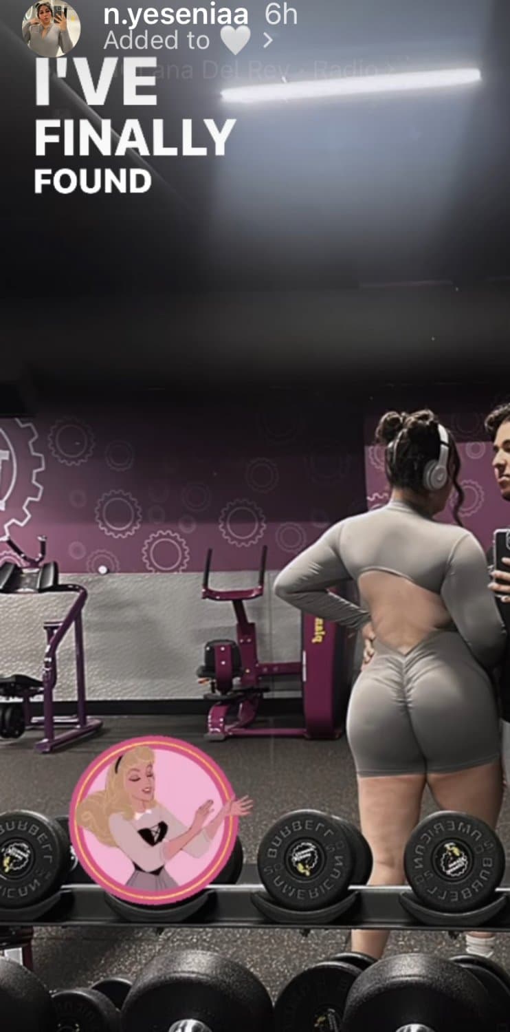 Latina posting bikini and ass pictures. Her @ on pictures