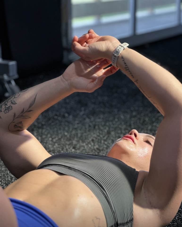 Sexy KIK slut shows off her fit body