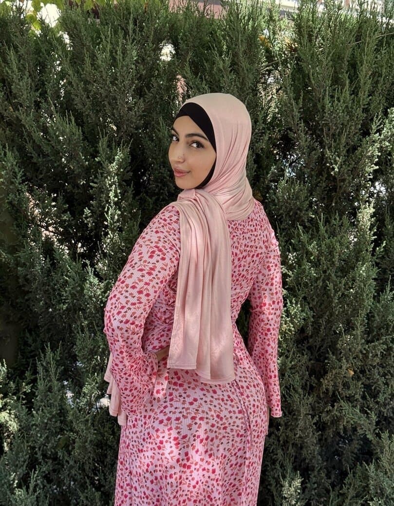 Noémy la plus grosse chienne arabe ?? ( Gros Seins - Gros Cul )