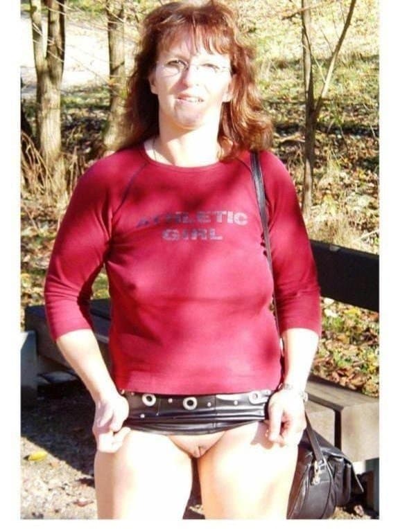 Kerstin ohne Slip unterm Rock -2